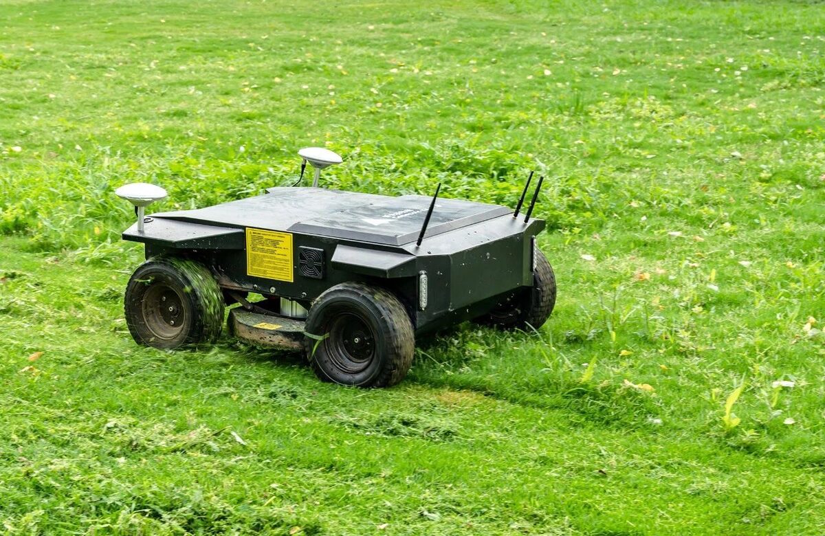 WANJI R1 four-wheel-drive mower cutting campground lawn around pitches